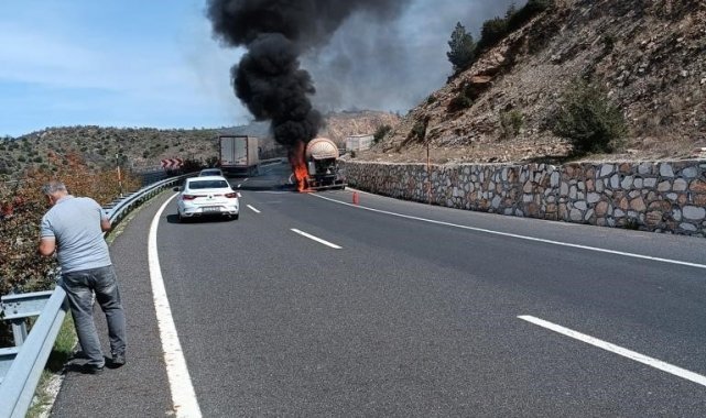 Uşak'ta karbondioksit taşıyan tanker alev alev yanarak kullanılmaz hale...