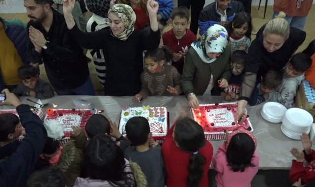 Van'ın Erciş ilçesine deprem bölgesinden gelen depremzedeler için moral...