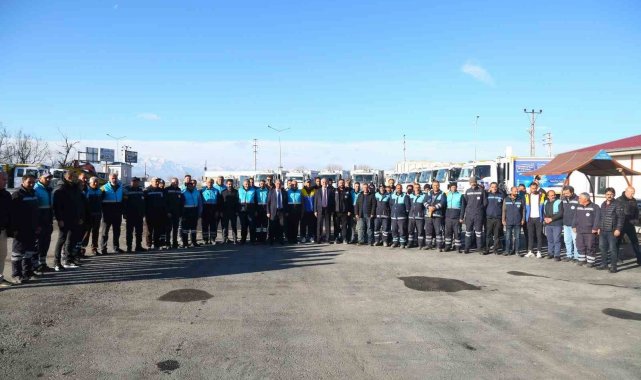 Van'ın Tuşba Belediyesi ekipleri, havaların ısınmasıyla birlikte ilçe g...