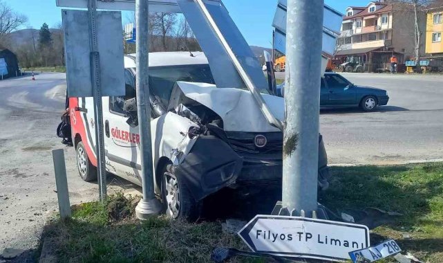 Zonguldak'ın Çaycuma ilçesinde şerit ihlali sonucu meydana gelen kazada...