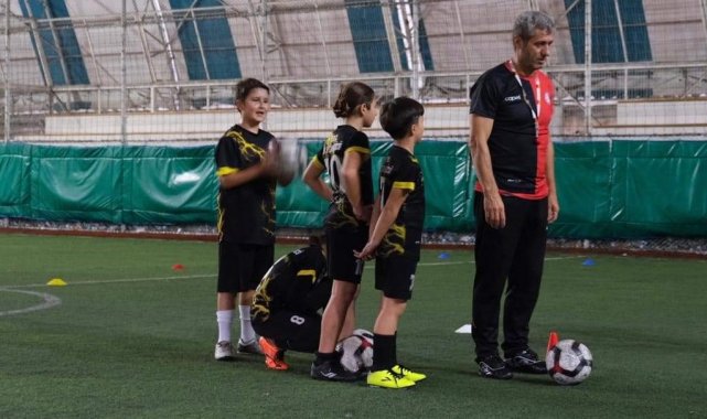 Zonguldak'ta Kdz. Ereğligücü futbol kulübünde alt yapı eğitimi gören ço...