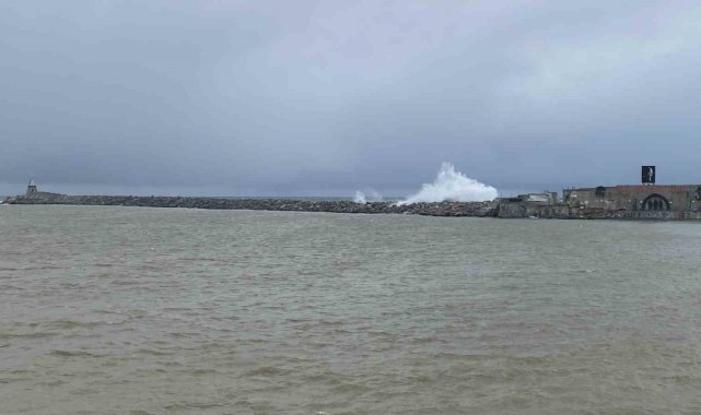 Zonguldak'ta sağanak yağış ve fırtına nedeniyle dalgaların boyu 2 metre...