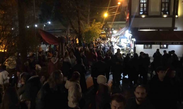 Bursa'da Tarihi Abdal Meydanı'nda simit ve tahinli pide ile sahur y...