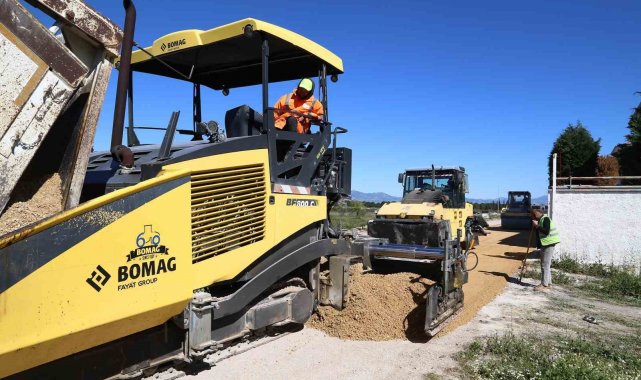 Döşemealtı Belediyesi hizmetlerine devam ediyor. 150 bin metrekare sıcak as...