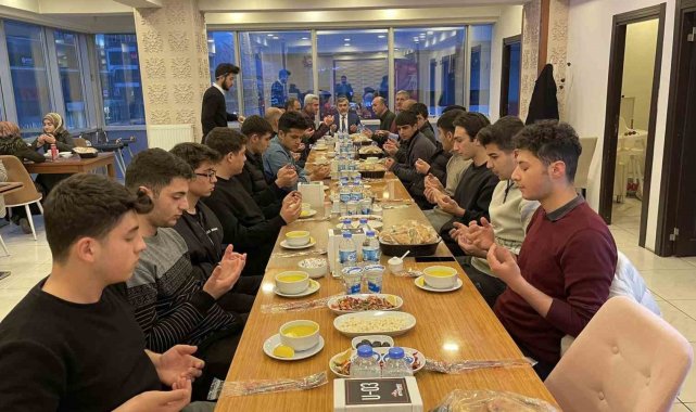 Erzincan İl Müftüsü Muharrem Gül, iftarda Aydınlıkevler Camii'nin genç ...