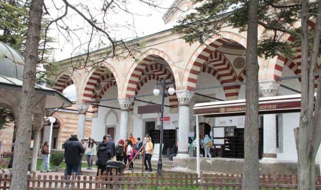 Eskişehir'de bulunan Tarihi Odunpazarı evlerini gezmeye gelen yerli tur...