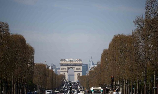 Fransa'da kitlesel protesto ve greve yol açan emeklilik reformuna ilişk...