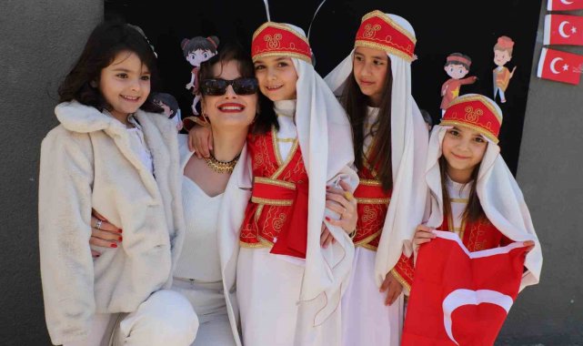 Hakkari Şehit Selahattin İlk ve Ortaokulu tarafından düzenlenen 23 Nisan Ul...