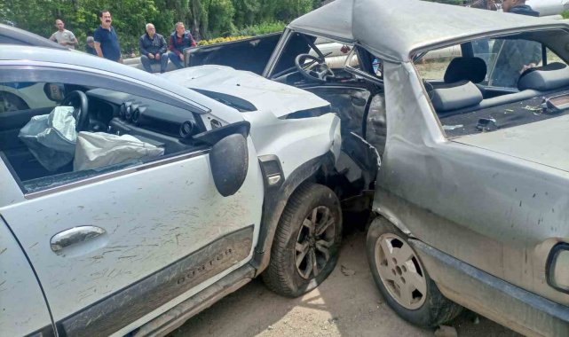 Ödemiş ilçesinde kontrolden çıkan otomobil şarampole yuvarlandı