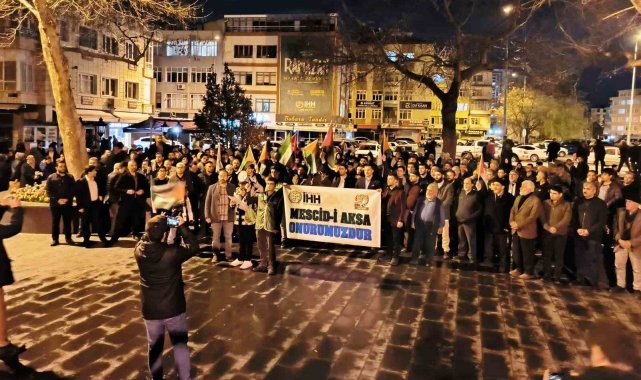 Kayseri Hunat Camii önünde teravih namazı sonrası, Genç İHH öncülüğünde top...