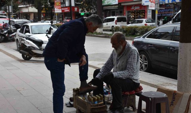 Sakarya'nın Hendek ilçesinde 43 yıldır ekmek teknesi olan ayakkabı boya...