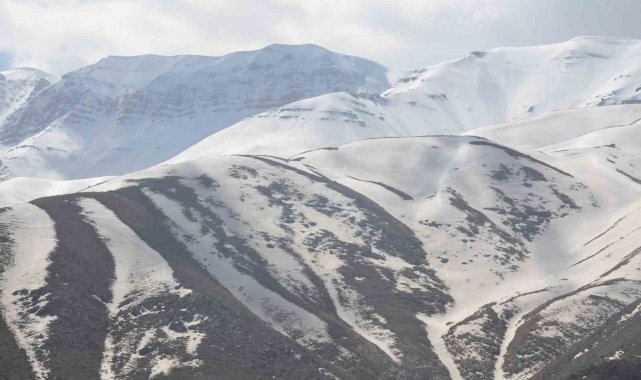 Şırnak'ın Uludere ilçesinde yüksek rakımlı dağlarda kışın oluşan kar ta...