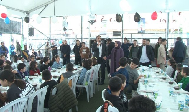 Tophaneli çocuklar Ramazan ayında gelenekselleşen tekne oruçlarını açmak iç...