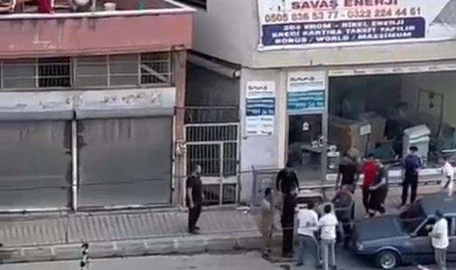 Adana'da trafik kazası sonrası çıkan kavgayı vatandaşların balkon ve da...