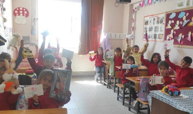 Adapazarı Vali Mustafa Uygur İlkokulu 4. sınıf öğrencileri, öğretmenlerinin...