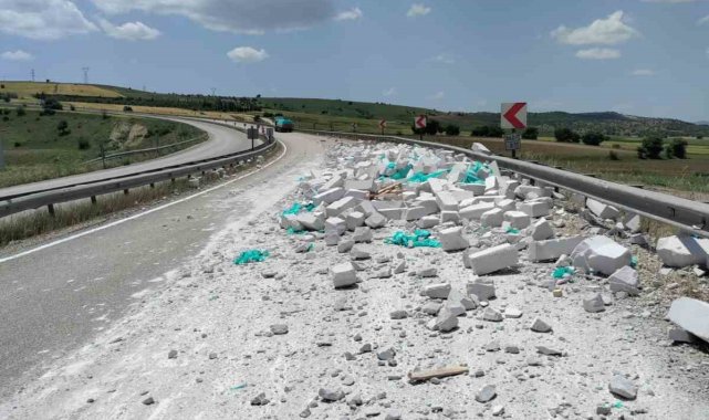 Adıyaman'ın Gölbaşı ilçesinde inşaat malzemeleri taşıyan tırdan dökülen...