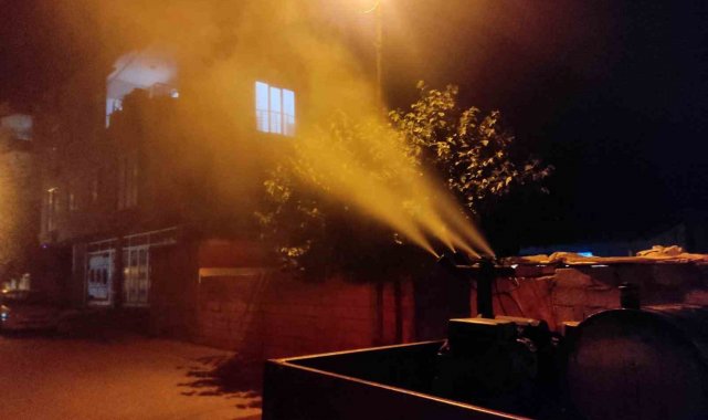 Adıyaman'ın Kahta ilçe Belediyesi ilaçlama ekipleri, sıcakların etkisin...