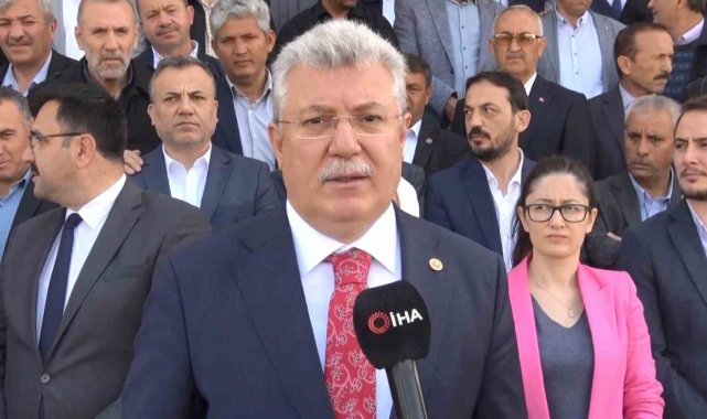 AK Parti Grup Başkan Vekili Muhammet Emin Akbaşoğlu, İstanbul'da kendis...