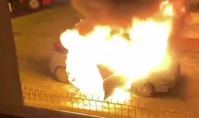 Amasya'nın Merzifon ilçesinde yangın çıkan otomobil bir anda alev topun...