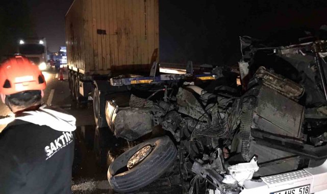 Anadolu Otoyolu Sakarya geçişinde arızalanarak emniyet şeridinde duran kamy...