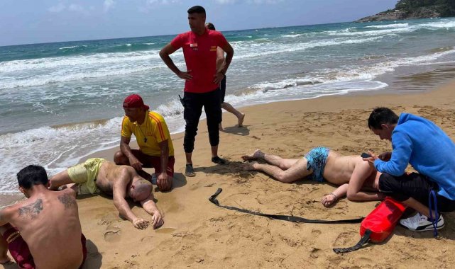 Antalya'nın Alanya ilçesinde cankurtaranların uyarılarına rağmen dalgal...