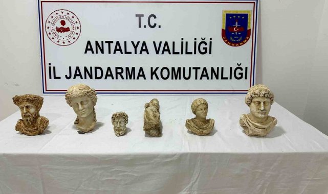 Antalya'nın Manavgat ilçesinde Jandarma ekiplerinin gerçekleştirdiği ta...