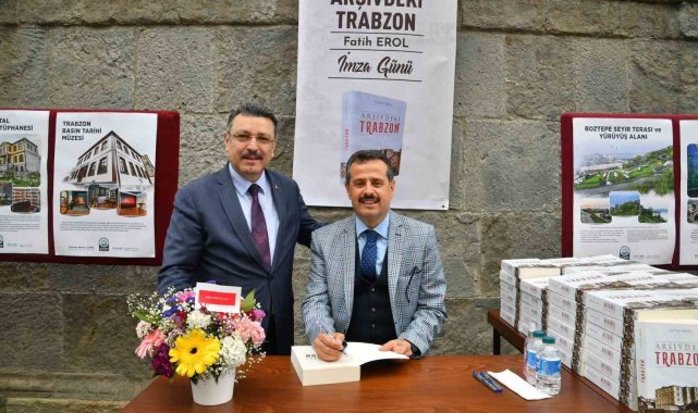'Arşivdeki Trabzon' kitabının imza gününde okuyucularıyla bir araya...
