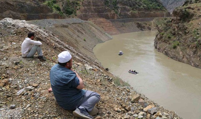 Artvin'de Şavşat ilçesinde Çoruh nehrine düşen kamyonet sürücüsü Zübeyi...