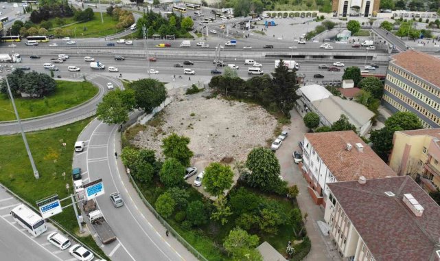 Avcılar'da seçim çalışması yapan İstanbul Büyükşehir Belediye Başkanı E...