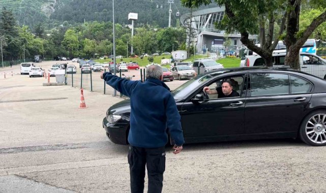 Bursa'da Uludağ'dan Teleferik Mahallesi'ne inen sürücüler navig...