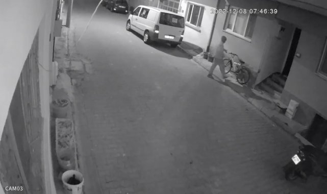 Bursa'nın iznik ilçesinde bir bisiklet hırsızlığı anbean kameralara yan...