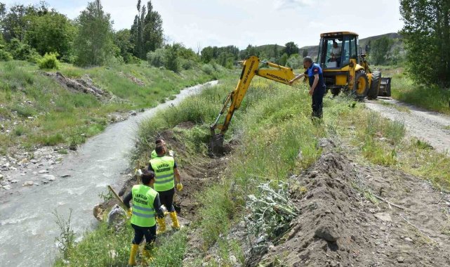 Çorum'un İskilip ilçesinde etkili olan sağanak yağışın ardından zarar g...