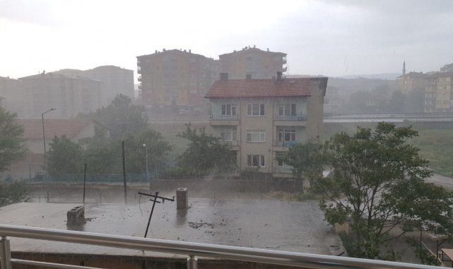 Çorum'un Sungurlu ilçesinde etkili olan sağanak yağış hayatı olumsuz et...