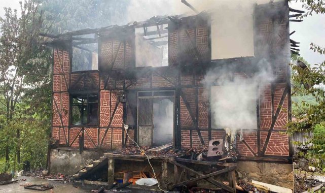 Düzce'nin Akçakoca ilçesine bağlı Koçullu köyünde 2 katlı ahşap ev yand...