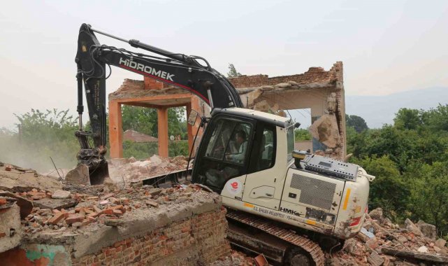 Efeler Belediyesi Fen İşleri Müdürlüğü ekipleri, Umurlu Mahallesi'ndeki...