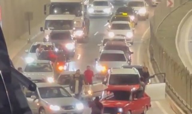 Elazığ'da asker uğurlaması sebebiyle bir araya gelen bir grup, arabalar...