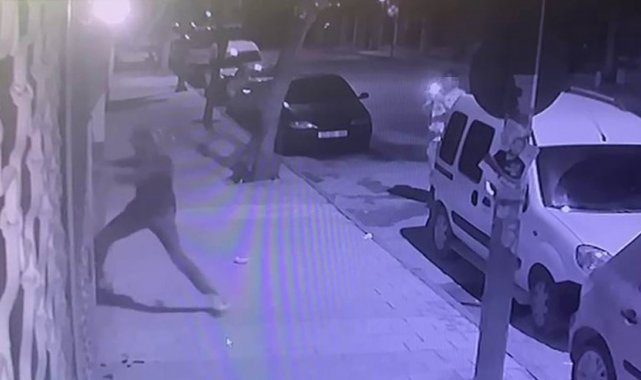 Elazığ'da, dün gece saatlerinde bir dükkanın önüne gelen yüzü kapalı ki...