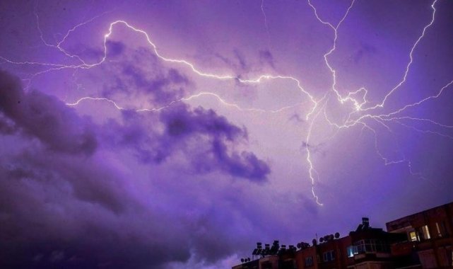 Erzincan'da dün akşam saatlerinde aniden bastıran yağmurla birlikte çak...