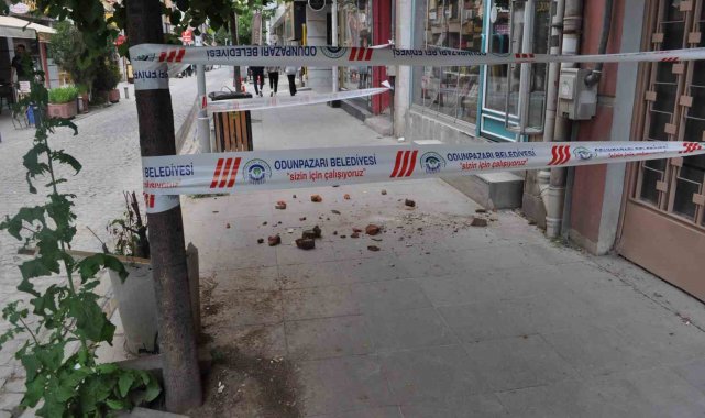 Eskişehir'deki bir ara sokakta bulunan binadan düşen beton parçaları, ç...