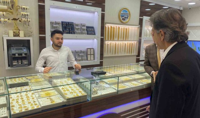 Fatih'te esnafı ziyaret eden AK Parti İstanbul Milletvekili Mustafa Dem...