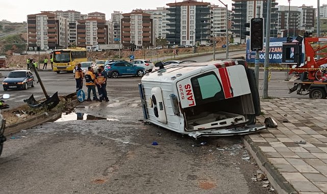 Gaziantep'te ambulans devrildi: 4 yaralı