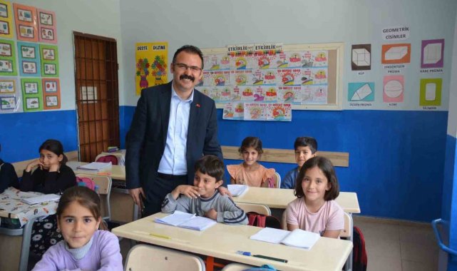 Hakkari'nin Şemdinli Kaymakamı Ali Ekber Ateş, kurum amirleriyle berabe...