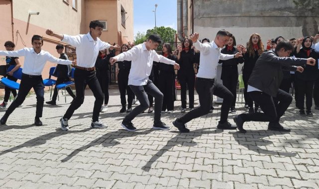 İlkbaharın gelişiyle birlikte okullarda çeşitli etkinlikler ve gösteriler y...