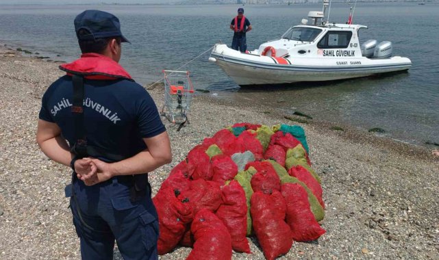 İzmir Körfezi'nde kaçak avcılık yapanlara yönelik Sahil Güvenlik ekiple...