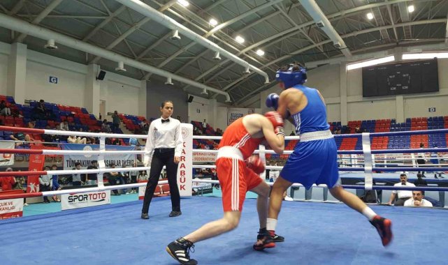 Karabük'te okul sporları çerçevesinde düzenlenen Gençler A Türkiye Boks...