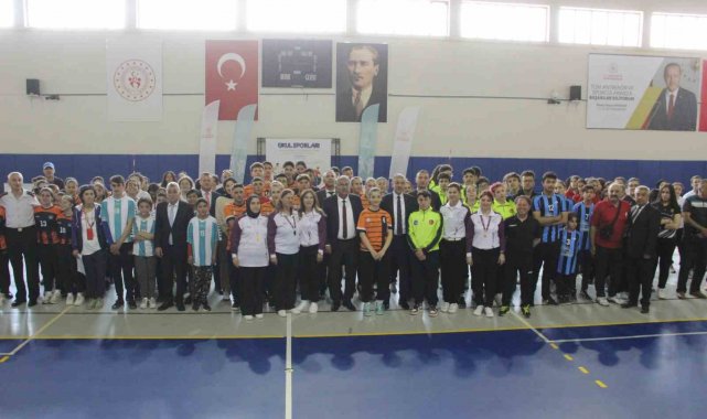 Karaman'da düzenlenen Okul Sporları Bedensel Engelliler Oturarak Voleyb...
