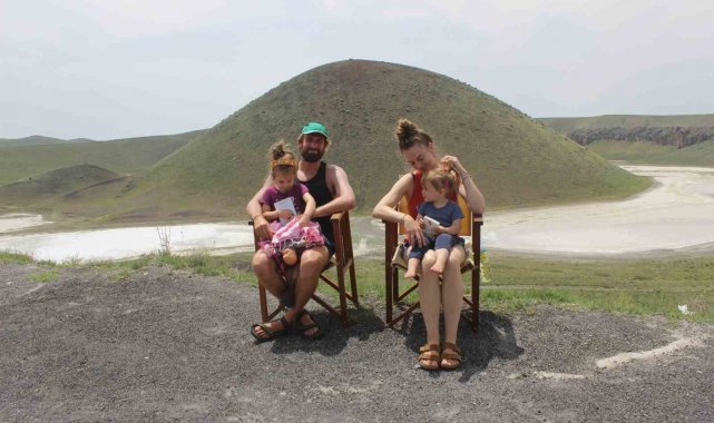 Karavanları ile dünya turuna çıkan Hollandalı aile, Konya'nın Karapınar...