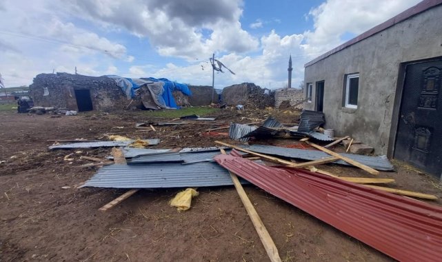 Kars'a bağlı Merkez Ölçülü köyünde meydana gelen hortum, 2 evde ve köyü...