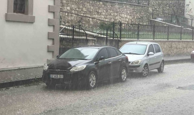 Kastamonu'da sağanak yağış ile birlikte dolu etkili oldu. Sağanak yağış...