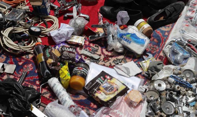 Kayseri'de polis ekipleri tarafından düzenlenen operasyonda evlerden hı...